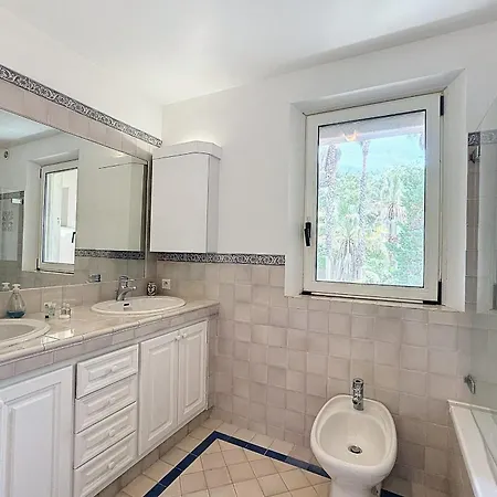 House 95m In A Quiet Area In Hébergement de vacances Saint-Tropez